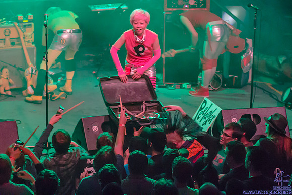 Peelander-Z Pink passing out the noisemakers