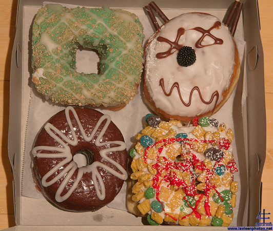 We made the trip to Psycho Donuts Campbell on Saturday to pick up this set. Clockwise starting with the upper right: Grandma's Revenge, Cereal Killer, Spare Tire, and Key Lime.