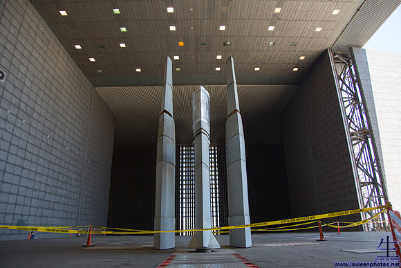 Rotating mount platform for vehicles/objects to be tested in the wind tunnel.