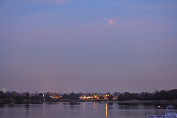 Sadly, the eclipse fell prey to the lightening sky before it became the "Impossible" sight (sun and eclipsed moon) that was in the news. I'd hoped to get a shot of it reflecting in the water, but tha